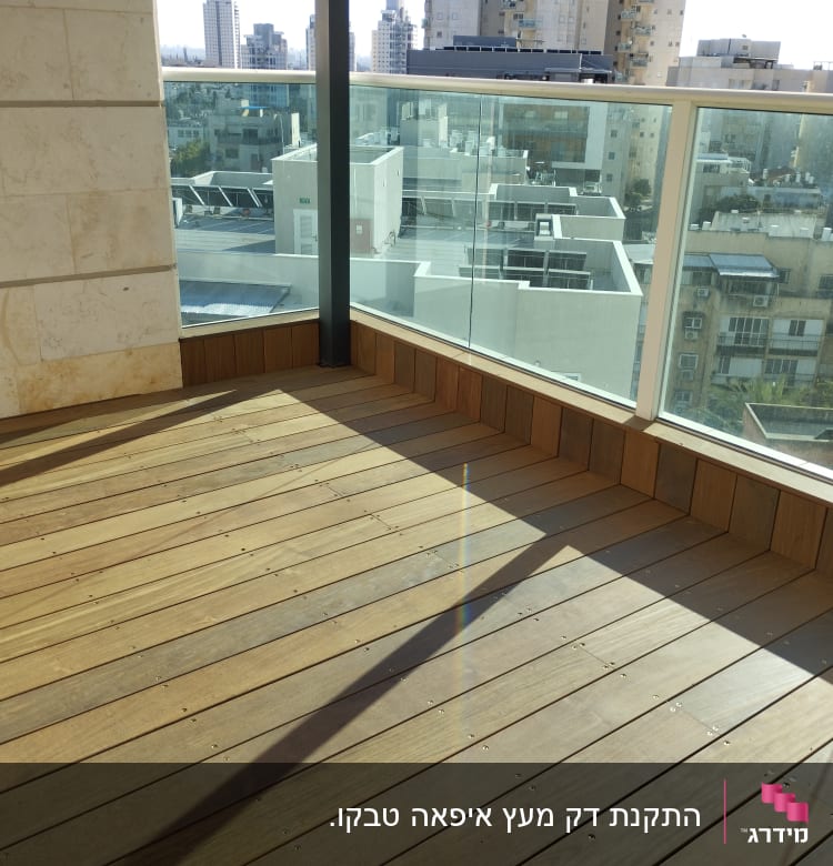 רצפת עץ במרפסת עם מעקה זכוכית